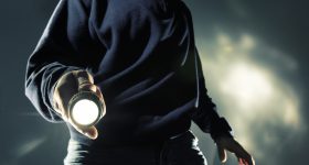 En man håller i en ficklampa