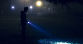 Ficklampan lyser upp i mörka utemiljöer
